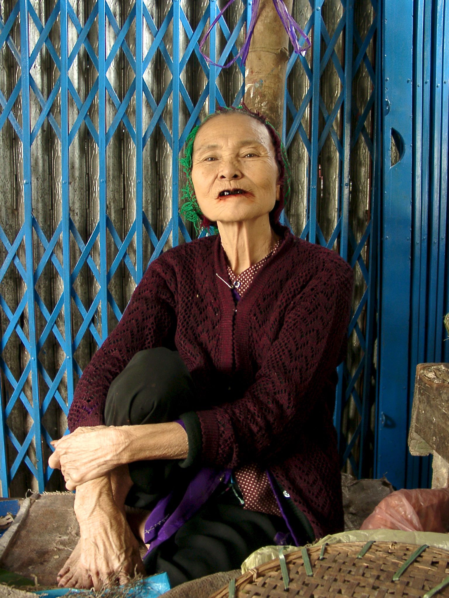 Jogging in Saigon: Old woman in front of a house