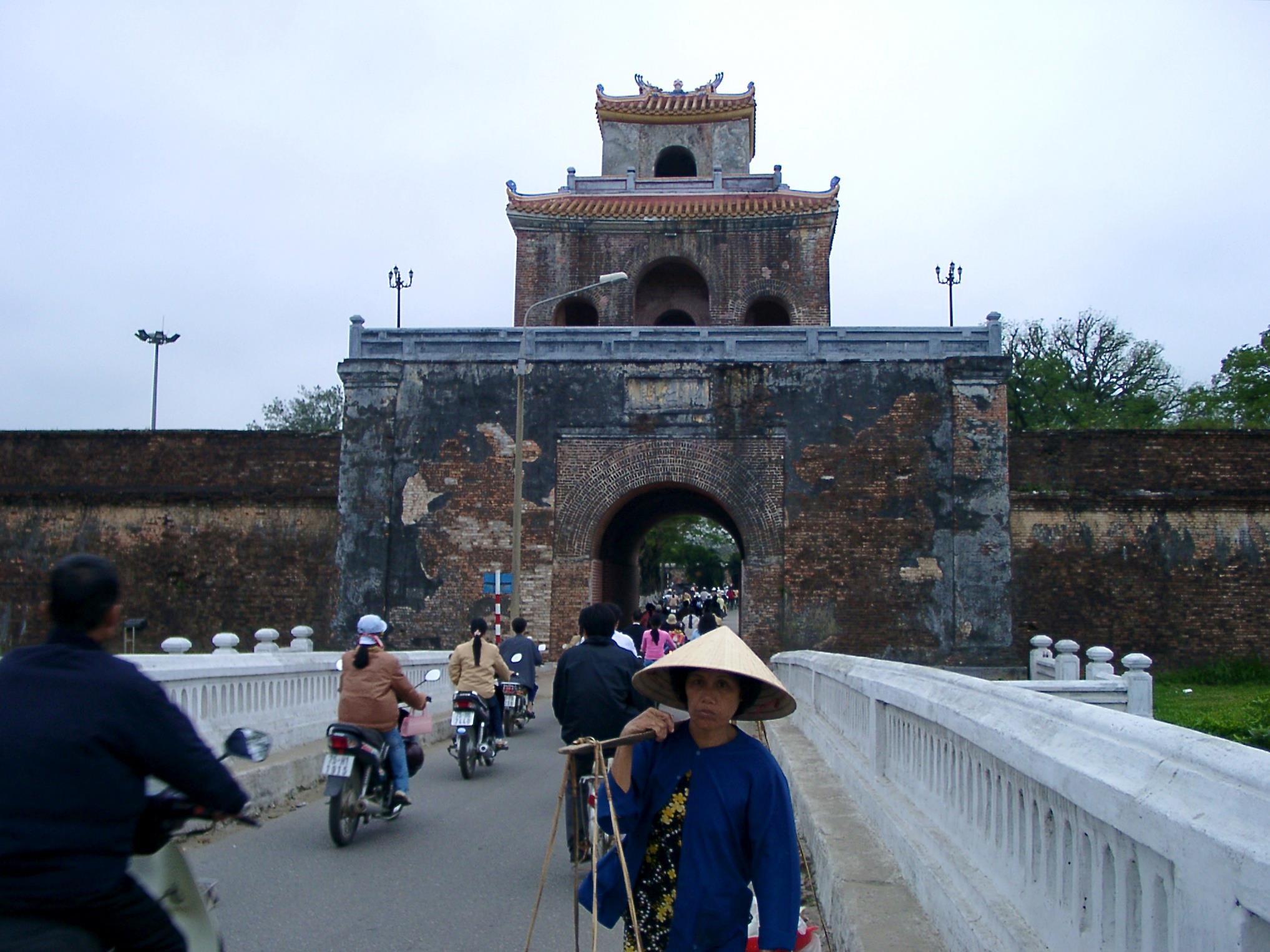 Jogging in Saigon: People in front of a temple