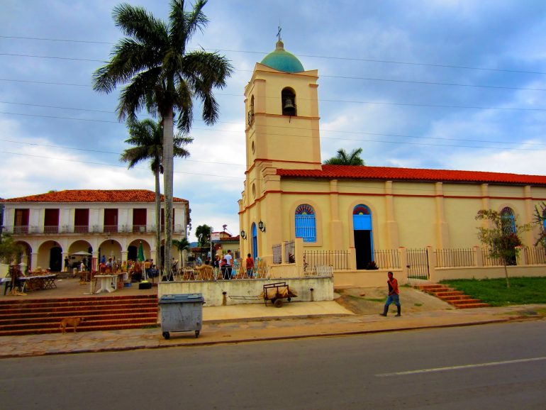 Radreise Kuba: Kirche im Zentrum von Viñales