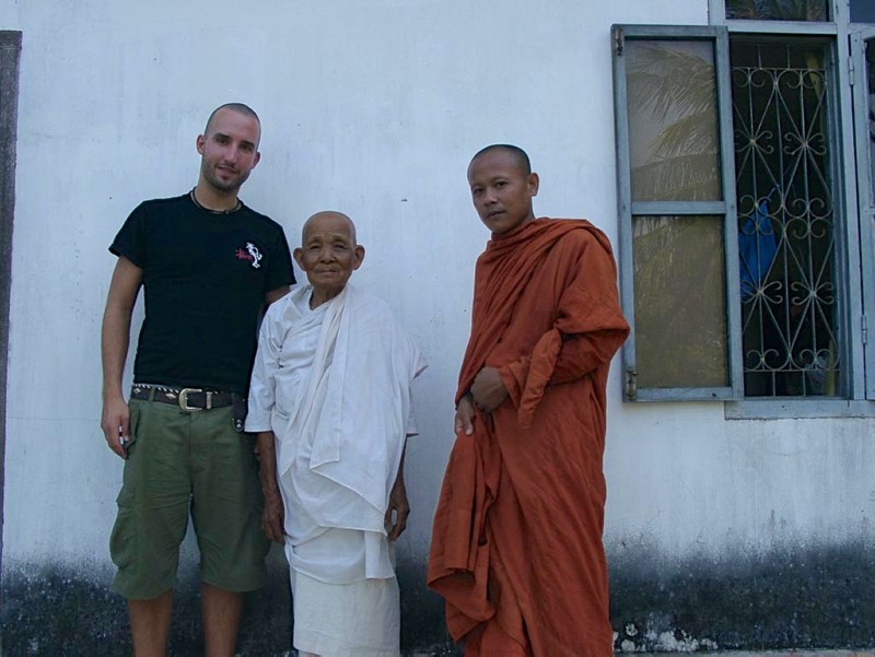 Buddhismus in Kambodscha: Marco Buch mit Mönch und alter Frau