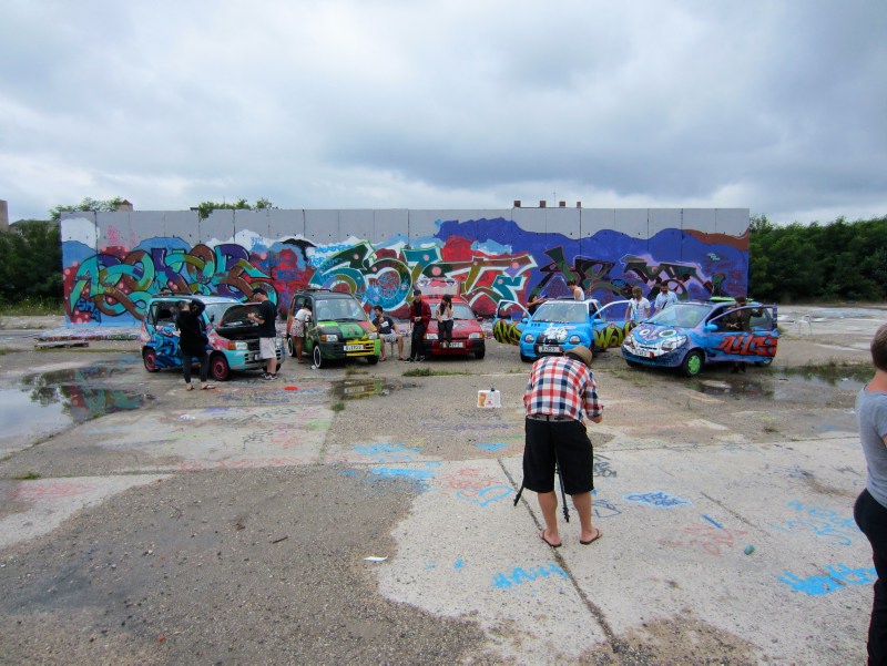 1000 Pannen vor Kazantip: Schrottautos vor Berliner Mauer