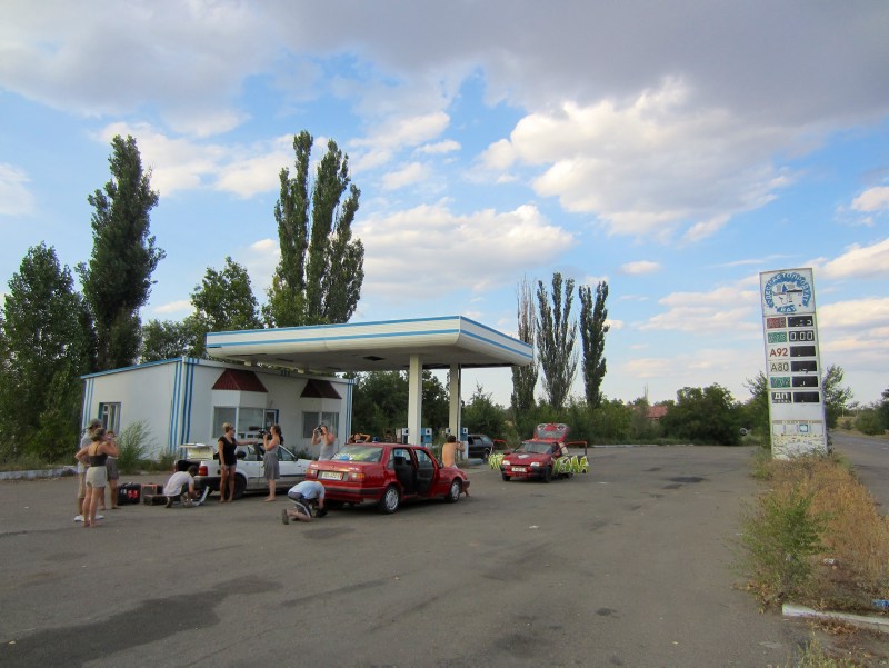 1000 Pannen vor Kazantip: Reparaturstopp an verlassener Tankstelle in der Ukraine.
