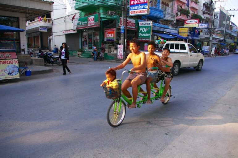 Auto Thailand: Kinder auf Fahrrad in Hua Hin