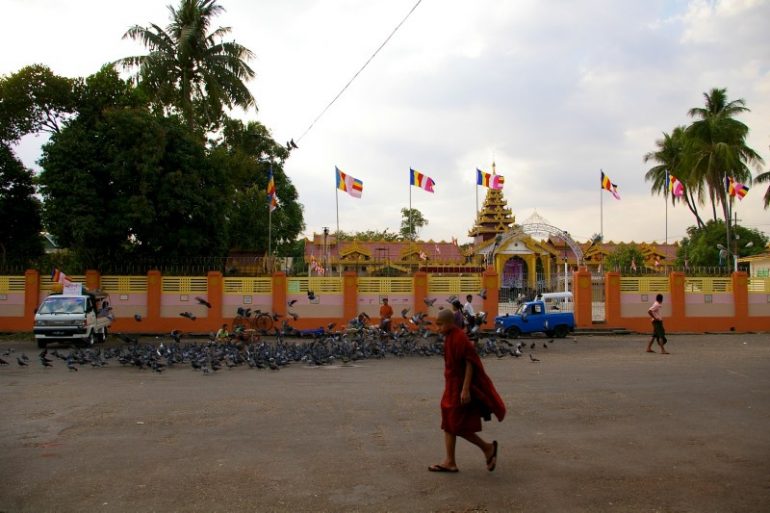 Yangon: Ein Mönch läuft vor der Botataung-Pagode