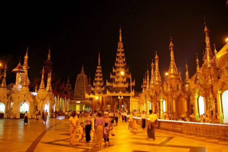 Yangon: Die Shwedagon Pagode bei Nacht