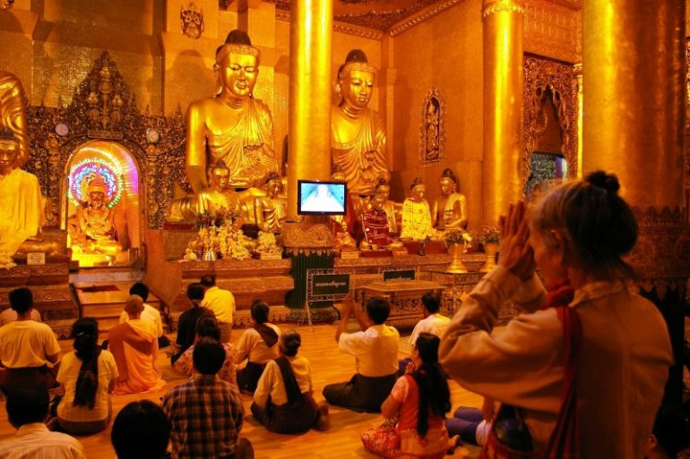 Yangon: menschen beten in der Shwedagon Pagode