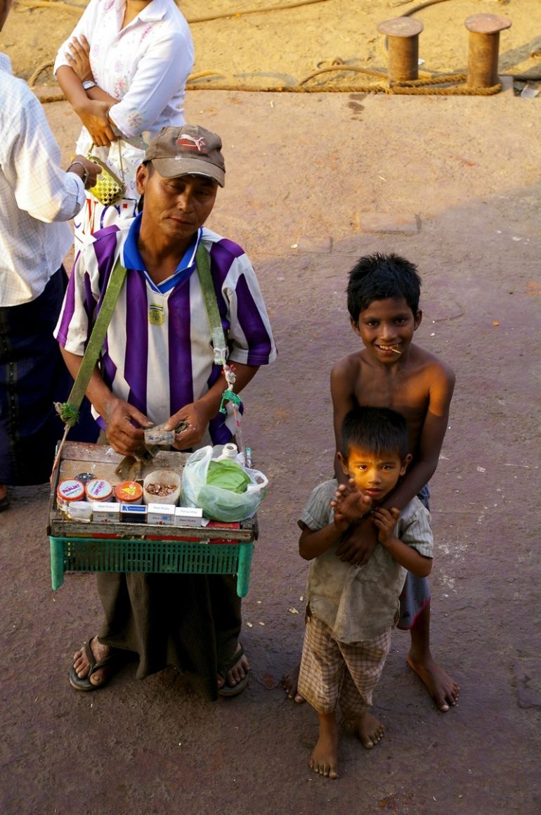 Ayeyarwaddy: Verkäufer und Kinder am Bootsanleger
