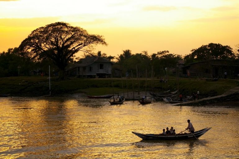 Ayeyarwaddy: Einfaches Boot im Sonnenuntergang