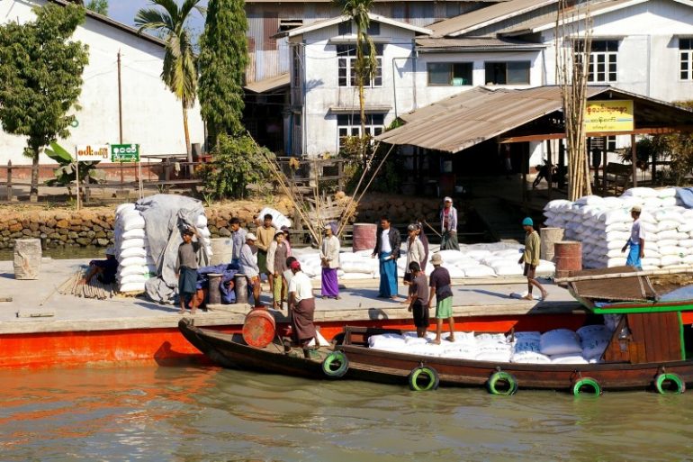 Ayeyarwaddy: Waren werden ein- und ausgeladen