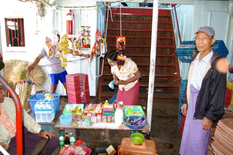Ayeyarwaddy: Kleiner Shop mit Kunden an Bord des Schiffs