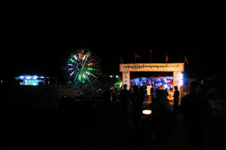 Jahrmarkt in Myanmar: Riesenrad in Chaung Tha