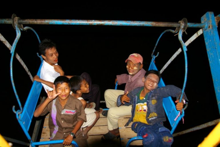 Jahrmarkt in Myanmar: Freundliche, burmesische Mitreisende im Riesenrad