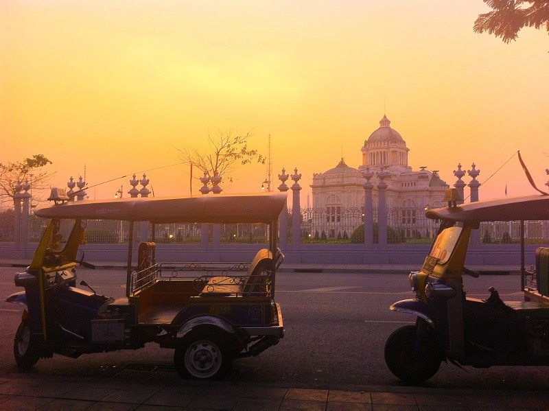 Tuk Tuk vor historischem Gebäude in Bangkok