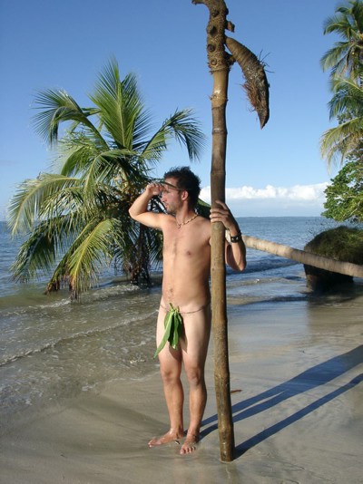 "Marco Buch" nackt an einem Strand in Costa Rica