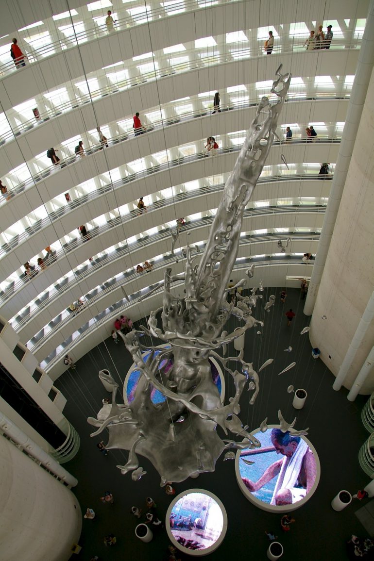 Expo 2008: Riesige Installation mit Menschen im Hintergrund
