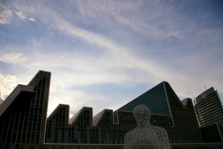 Expo 2008: Erste Skulpturen im Zusammenspiel mit dem Himmel