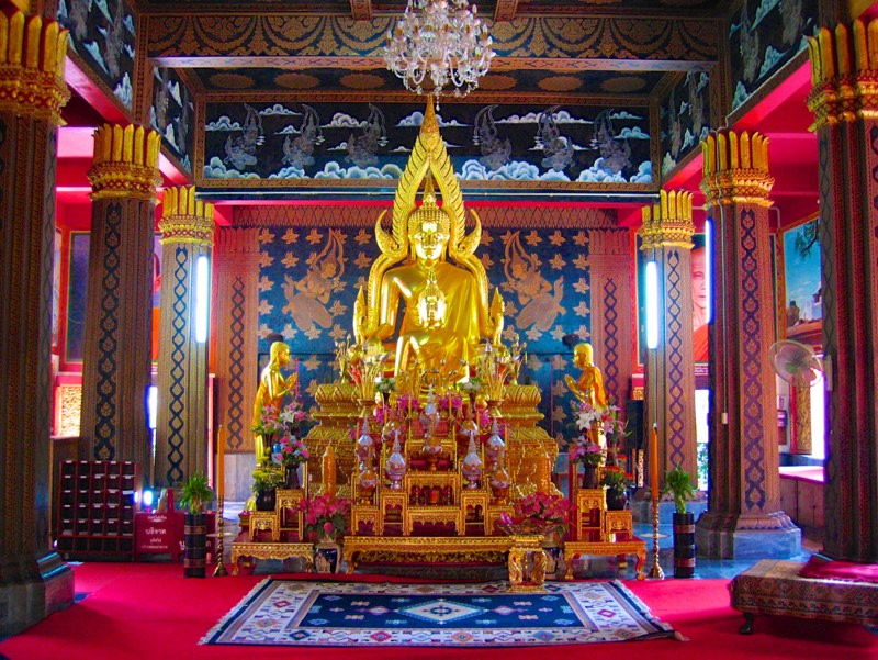 Temples in Chiangmai: Inside Wat Panthon