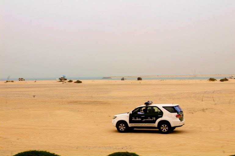 Zwischenstopp in Dubai: Polizeiwagen am Strand