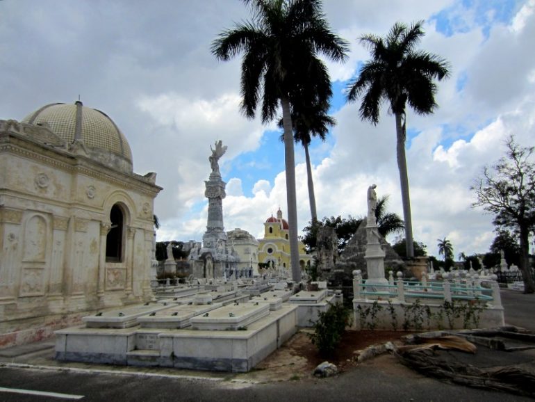 Most beautiful cemeteries: Graves and palm trees