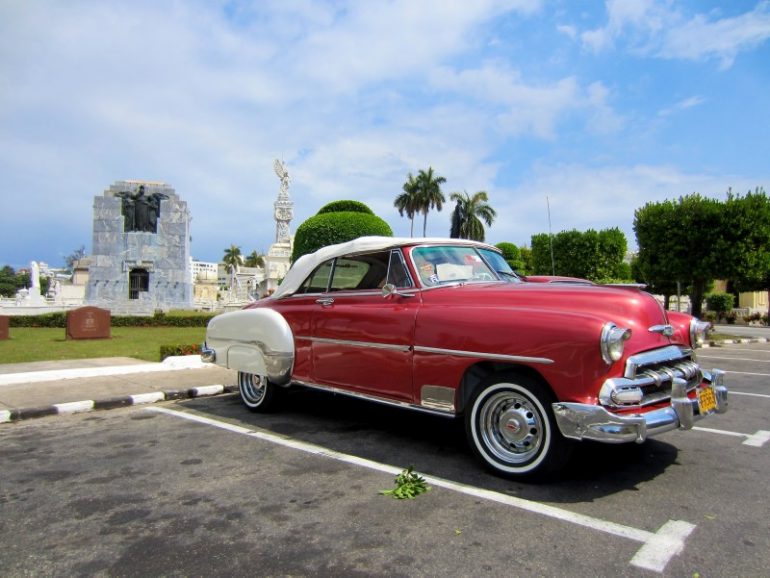 Schönste Friedhöfe: Oldtimer vor Mausoleen in Havana