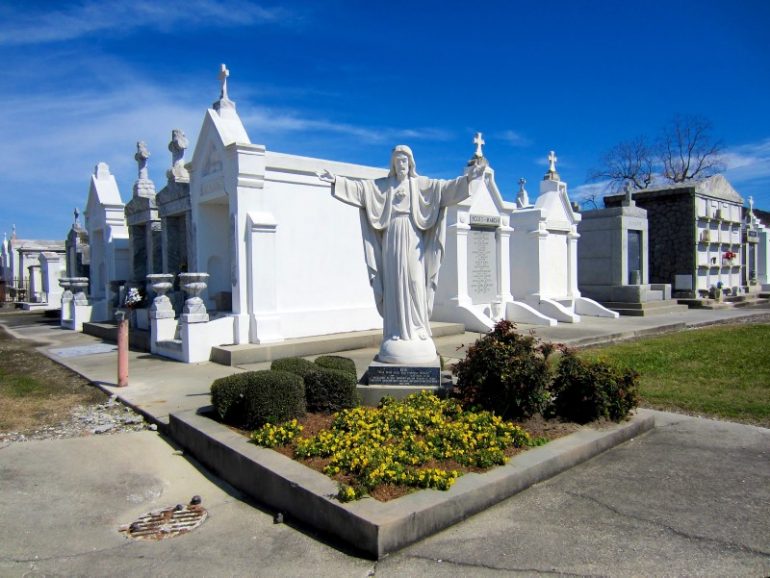 Schönste Friedhöfe: Statue und Gräber in New Orleans