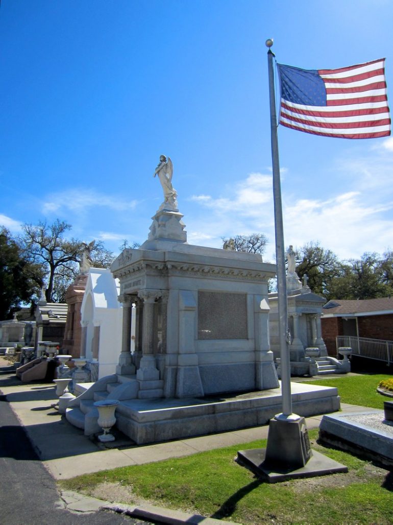 Most beautiful cemeteries: Grave and flag