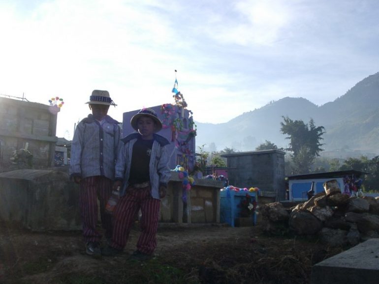 Schönste Friedhöfe: Kinder vor einem Grab in Guatemala