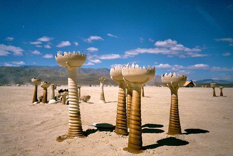 Kunstwerke in der Wüste beim Burning Man