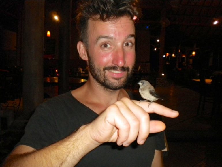 Marco Buch mit einem geretteten Vogel in Bali