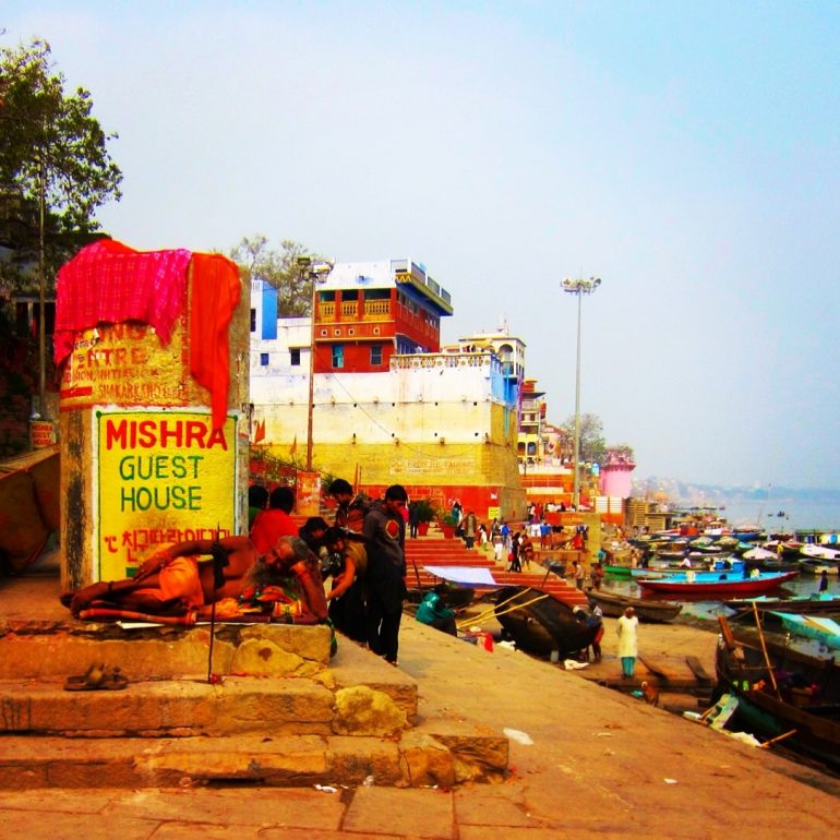 Ein Sadhu am Ufer des Ganges in Varanasi