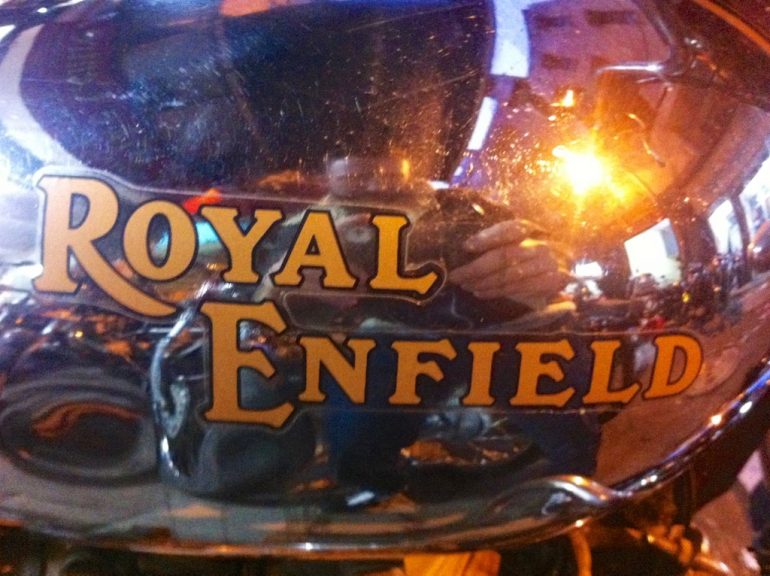 Schriftzug auf einer Royal Enfield in Indien