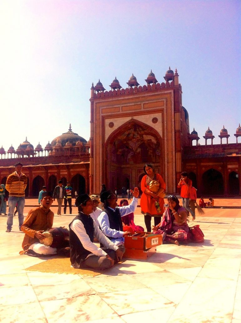 Eine Gruppe Musiker im Innenhof von Fatehpur Sikri