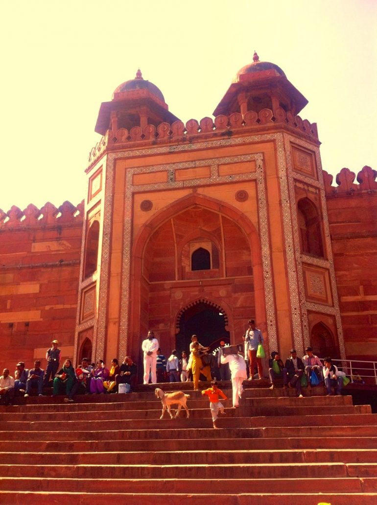 Menschen auf der Eingangstreppe der Fatehpur Sikri