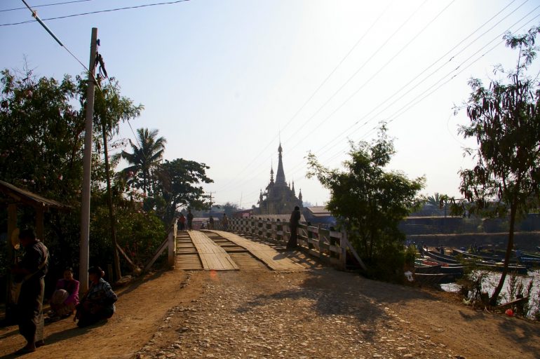 Brücke über einen Fluss in Myanmar