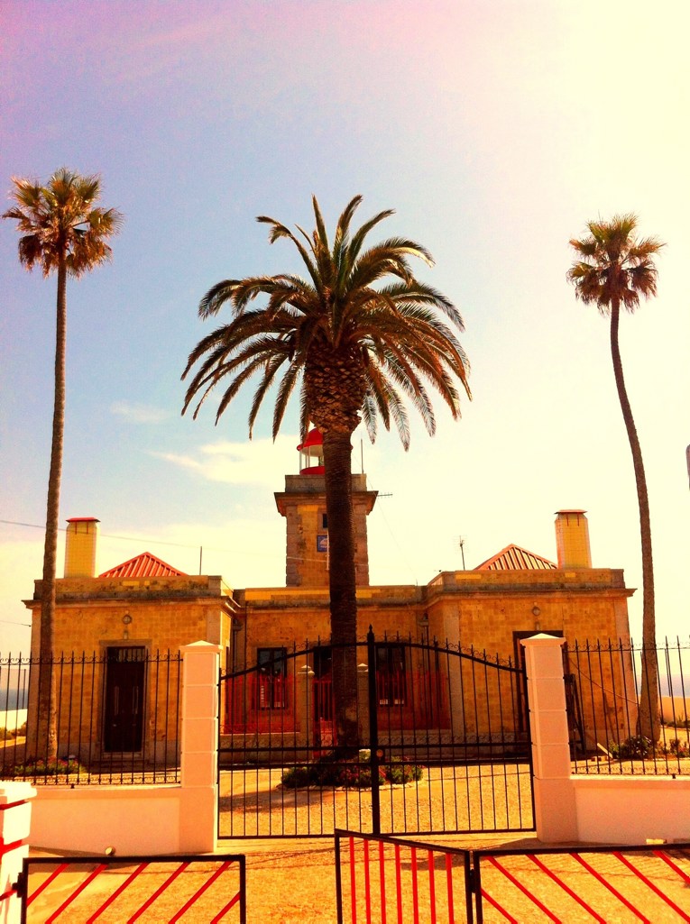 Algarve Highlights: Der Leuchtturm in Lagos mit Palmen