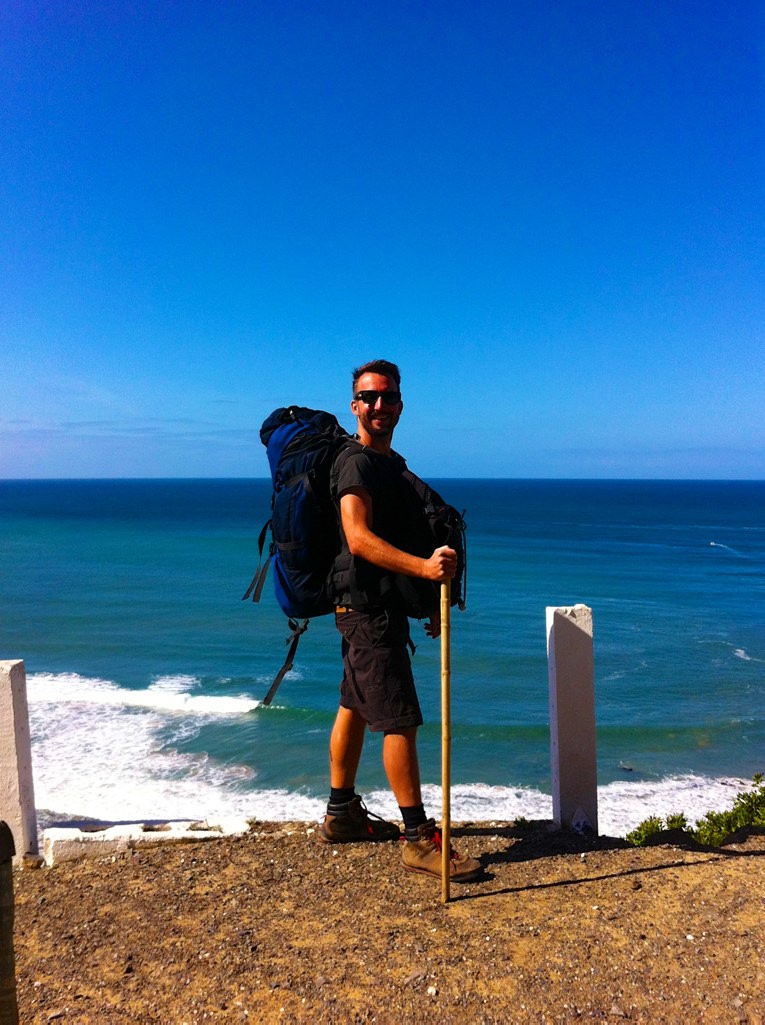 Algarve insider tips: Marco Buch with hiking gear in front of the ocean