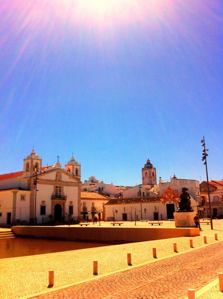 Algarve insider tips: Church and square in Lagos