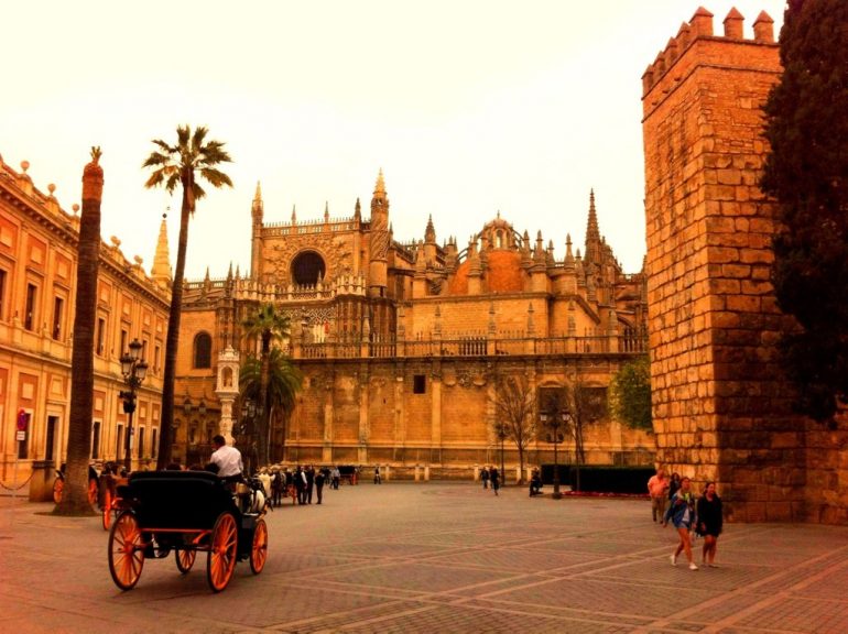 Algarve insider tips: Old buildings and horsecart in Alcázar Sevilla