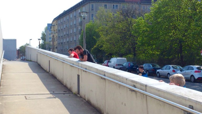 Marco Buch klettert eine Mauer hoch beim Parkour in Berlin