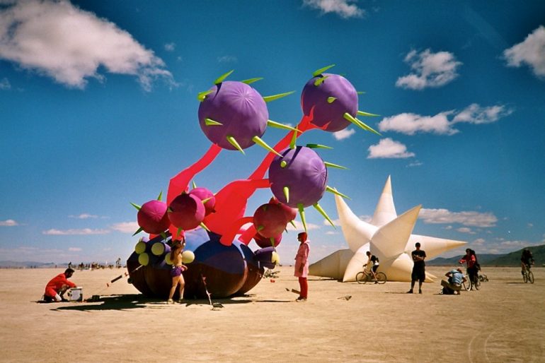 Menschen und Kunstwerke biem Burning Man Festival
