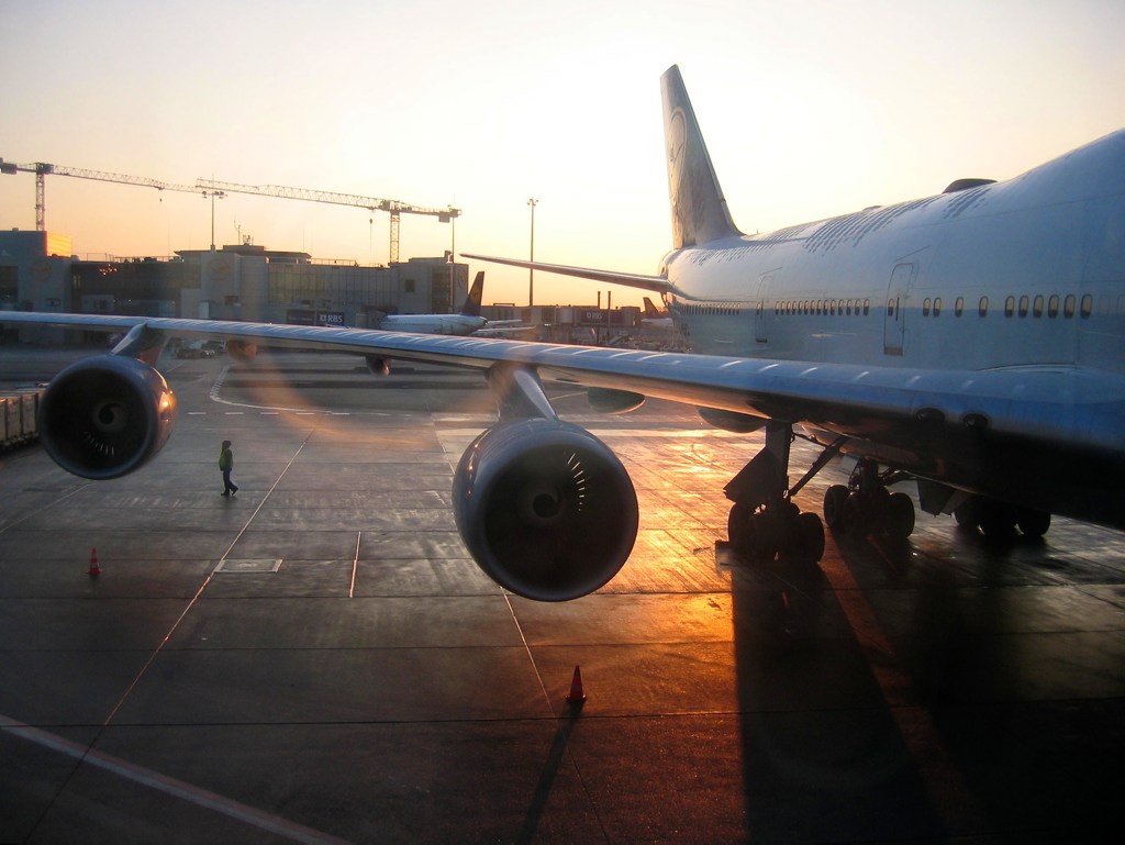 Flugzeug im Morgengrauen am Flughafen