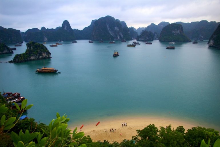 Boote und felsen in der Halong Bucht