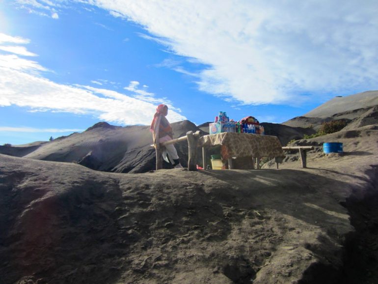 Frau mit Verkaufsstand auf einem Berg in Indonesien