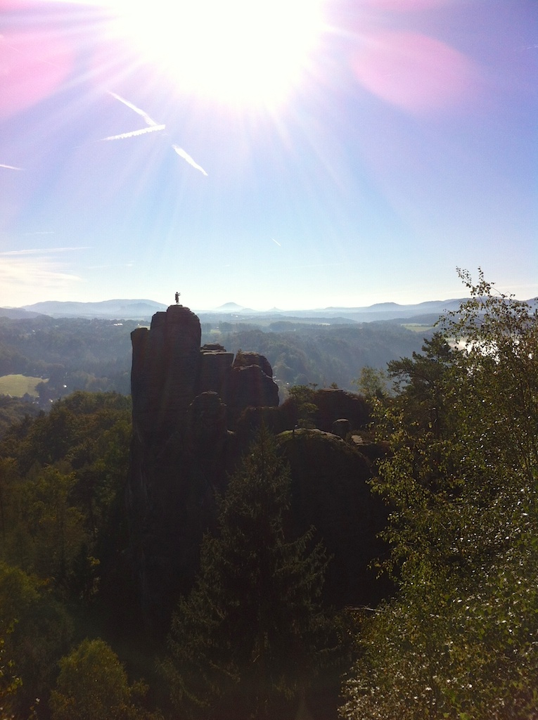 Sächsische Schweiz: Kletterer auf einem Felsen