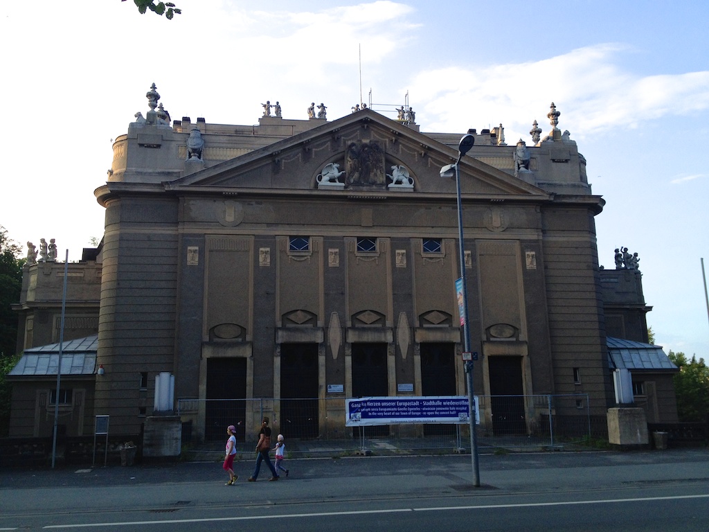 Nicht so leicht zu finden: Die leerstehende Stadthalle. Auch hier drehet Wes Anderson.