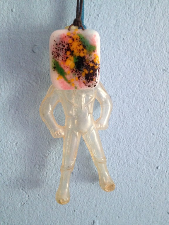 Luzide Träume: Plastikmann mit Amulett