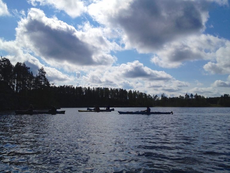 Leute im Kayak auf einem See in Finnland