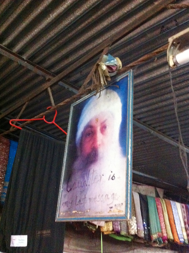 Foto von Osho in einem Geschäft in Pune