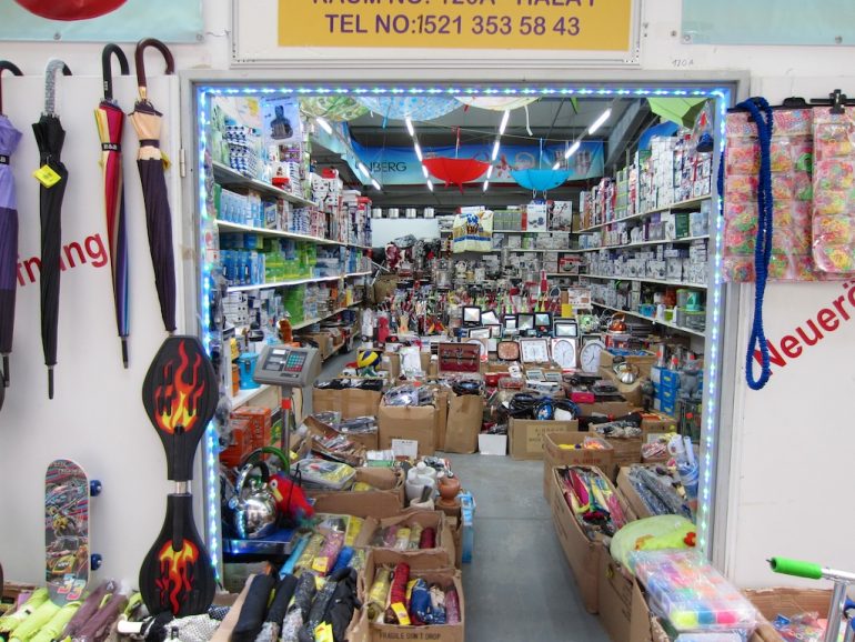 Geschäft mit Produkten im Dong Xuan Center