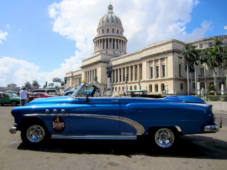 Blauer Kuba Oldtimer vor dem Capitolio in Havanna